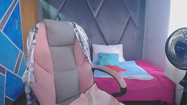 Snapshot of MeganMilF2 chatting on February 16, 2026, 2:16 pm MeganMilF2 online show from February 16, 2026, 2:16 pm