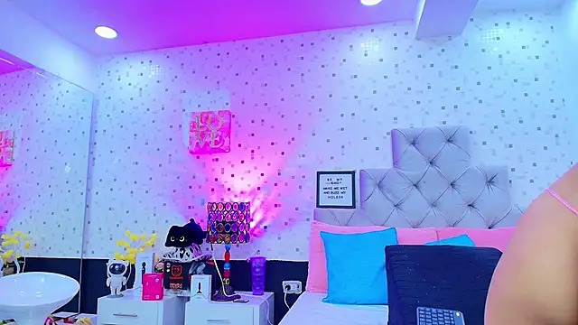 JulietaReyess online show from February 3, 2026, 11:59 am