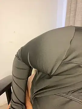 YellowHoneyDip online show from December 3, 2025, 8:36 am