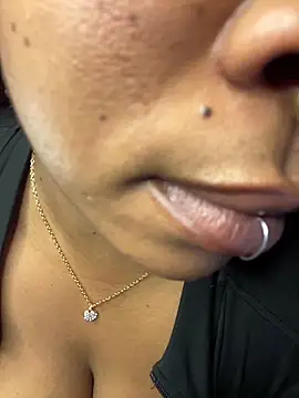 Snapshot of YellowHoneyDip chatting on February 19, 2026, 5:43 pm YellowHoneyDip online show from February 19, 2026, 5:43 pm