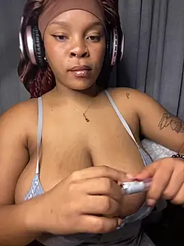 Snapshot of YellowHoneyDip chatting on February 24, 2026, 3:29 am YellowHoneyDip online show from February 24, 2026, 3:29 am