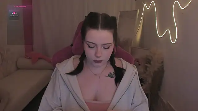 CoralineKeyns online show from February 11, 2026, 5:40 am