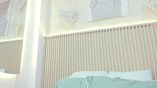 daiana curly online show from April 15, 2026, 7:18 pm