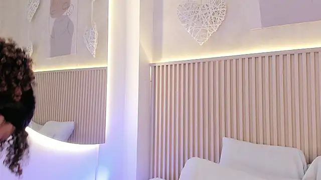 daiana curly online show from February 6, 2026, 7:54 pm