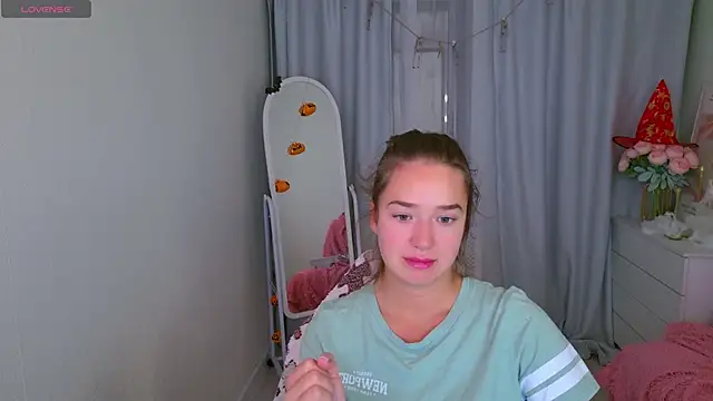 LovelyJessie online show from October 26, 2025, 1:44 pm