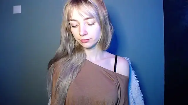 Snapshot of LuciaYoung chatting on February 4, 2026, 1:39 pm LuciaYoung online show from February 4, 2026, 1:39 pm