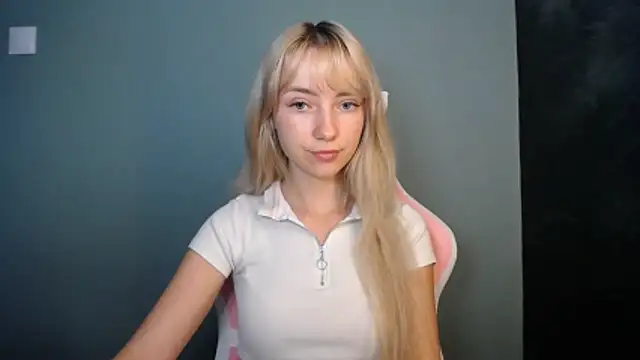 Snapshot of LuciaYoung chatting on June 10, 2026, 6:36 am LuciaYoung online show from June 10, 2026, 6:36 am