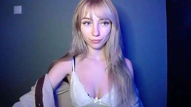 Snapshot of LuciaYoung chatting on February 5, 2026, 7:10 pm LuciaYoung online show from February 5, 2026, 7:10 pm