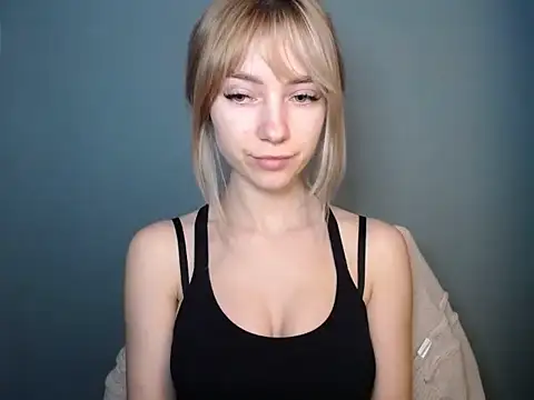 Snapshot of LuciaYoung chatting on February 9, 2026, 7:39 am LuciaYoung online show from February 9, 2026, 7:39 am