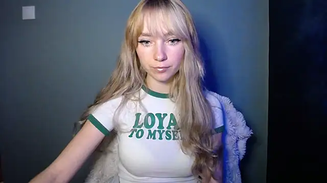 LuciaYoung online show from November 16, 2025, 8:19 am