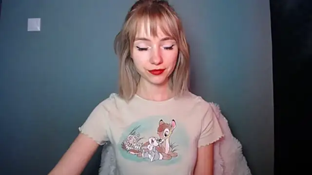 Snapshot of LuciaYoung chatting on February 22, 2026, 7:33 am LuciaYoung online show from February 22, 2026, 7:33 am