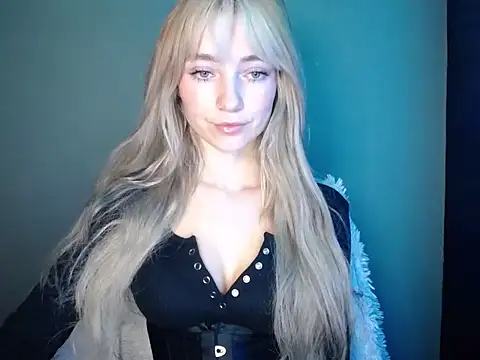 LuciaYoung online show from November 13, 2025, 7:34 am