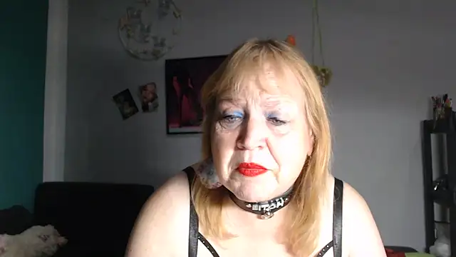 Snapshot of Blasflittchen chatting on June 12, 2026, 9:45 pm Blasflittchen online show from June 12, 2026, 9:45 pm