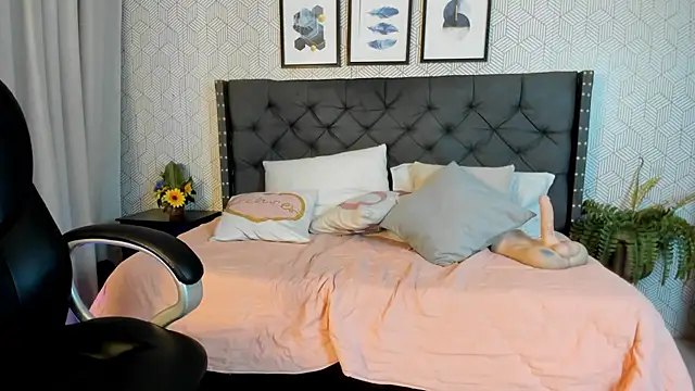 emma  smith1 online show from February 19, 2025, 6:32 pm