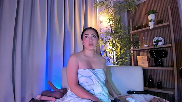 LIAH IZUMI online show from July 28, 2026, 12:12 pm