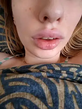 Snapshot of Elza_kom chatting on February 16, 2026, 8:13 am Elza kom online show from February 16, 2026, 8:13 am