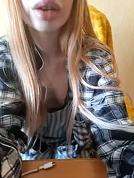 Snapshot of Elza_kom chatting on February 15, 2026, 4:46 am Elza kom online show from February 15, 2026, 4:46 am