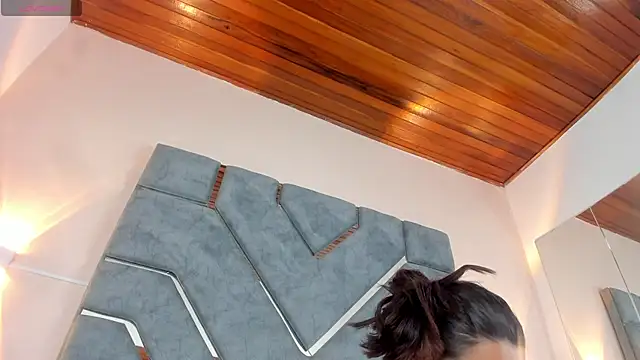 Snapshot of LucciaPorter chatting on January 6, 2026, 9:19 pm LucciaPorter online show from January 6, 2026, 9:19 pm