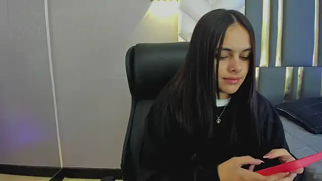 ChloeHarper  online show from April 16, 2026, 12:17 pm