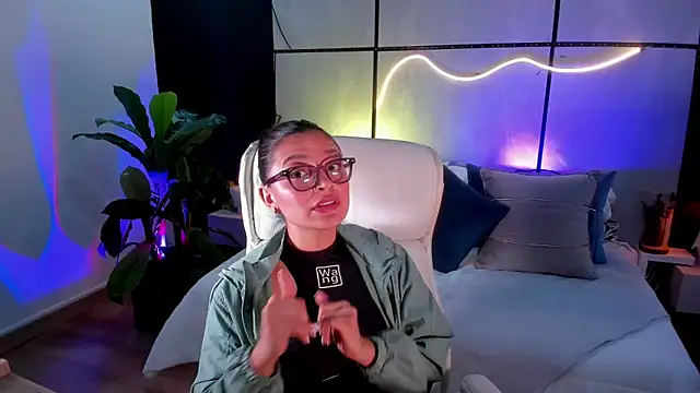 Gia Mazzon online show from December 5, 2025, 5:55 pm