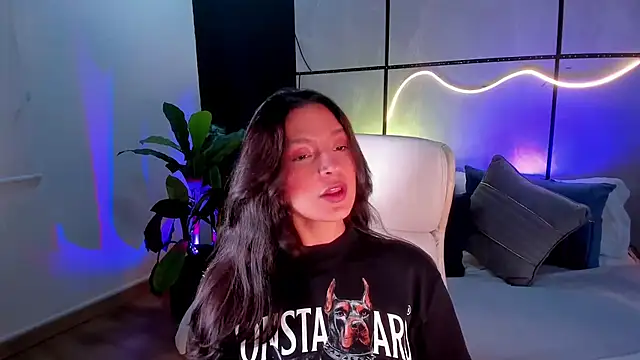 Gia Mazzon online show from November 14, 2025, 6:55 pm