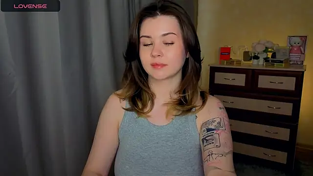 Snapshot of cutie_mili chatting on April 15, 2026, 7:25 am cutie mili online show from April 15, 2026, 7:25 am