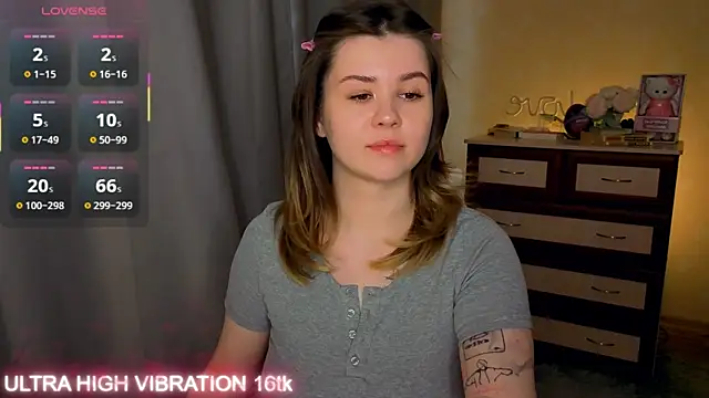 Snapshot of cutie_mili chatting on April 1, 2026, 9:32 am cutie mili online show from April 1, 2026, 9:32 am