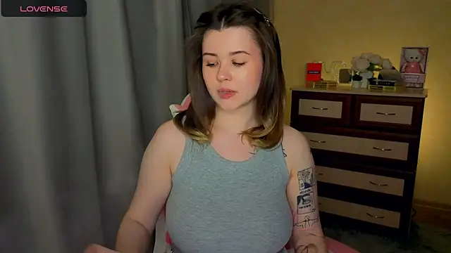 Snapshot of cutie_mili chatting on April 18, 2026, 12:07 pm cutie mili online show from April 18, 2026, 12:07 pm