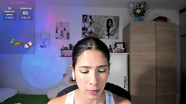 Snapshot of VeronikaOlsen chatting on October 8, 2025, 7:58 pm VeronikaOlsen online show from October 8, 2025, 7:58 pm