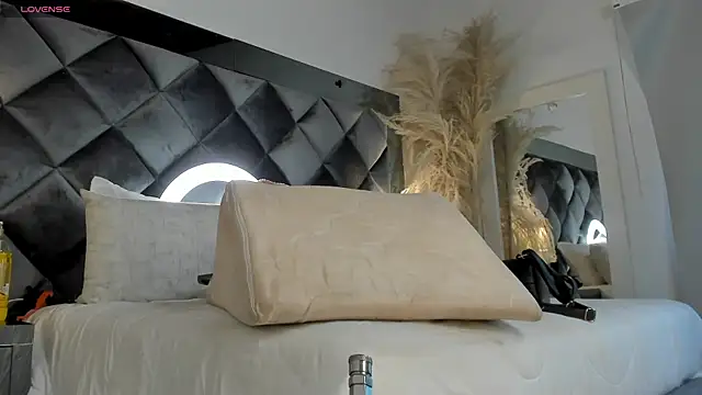 sofhiaa adaams online show from November 5, 2025, 9:07 pm