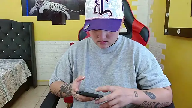 isabeautyx19 online show from September 19, 2025, 3:54 am