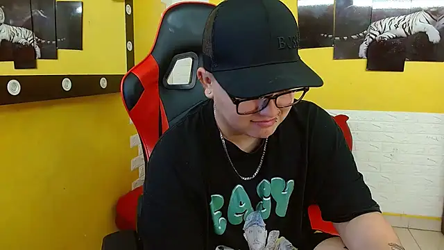 isabeautyx19 online show from September 30, 2025, 2:01 pm