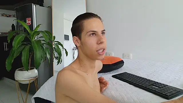 Snapshot of grey___27 chatting on March 21, 2025, 2:18 pm grey 27 online show from March 21, 2025, 2:18 pm
