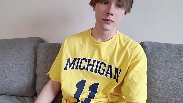 Snapshot of callmenineoneseven chatting on October 13, 2025, 7:54 am callmenineoneseven online show from October 13, 2025, 7:54 am