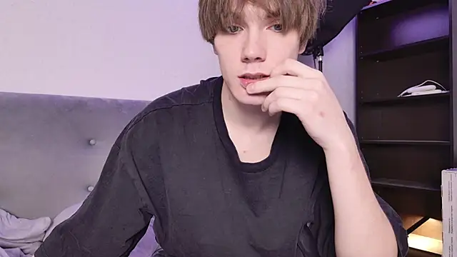 Snapshot of callmenineoneseven chatting on October 19, 2025, 9:34 am callmenineoneseven online show from October 19, 2025, 9:34 am