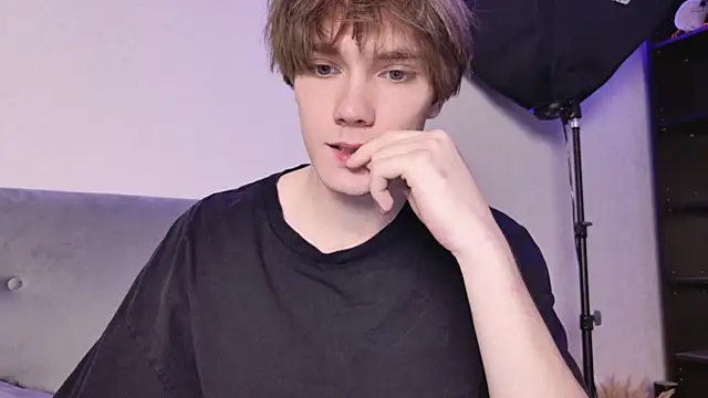 Snapshot of callmenineoneseven chatting on October 15, 2025, 10:18 pm callmenineoneseven online show from October 15, 2025, 10:18 pm