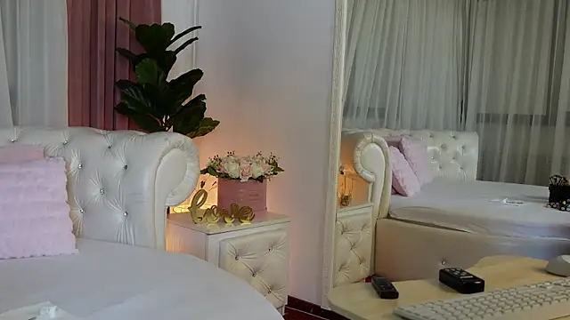 Snapshot of NinaCrystal1 chatting on June 10, 2026, 7:42 am NinaCrystal1 online show from June 10, 2026, 7:42 am