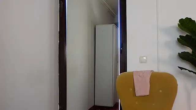 NinaCrystal1 online show from December 19, 2025, 8:49 am