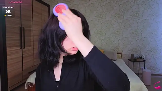 JulisSweet online show from October 27, 2025, 7:53 am