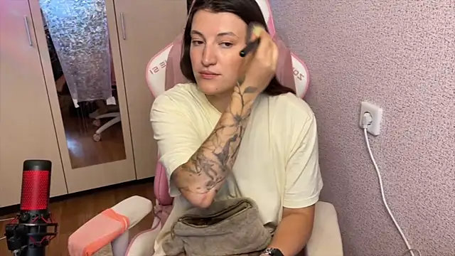 Katrin  kiss online show from May 15, 2026, 2:26 pm