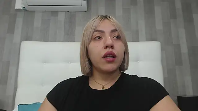 Snapshot of LeahMillerr chatting on October 16, 2025, 4:15 pm LeahMillerr online show from October 16, 2025, 4:15 pm