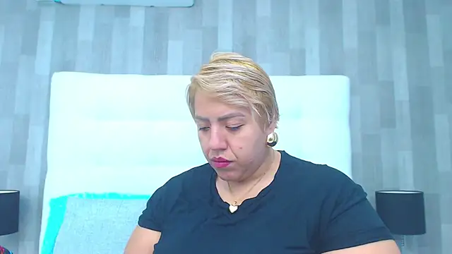 LeahMillerr online show from December 5, 2025, 1:10 pm