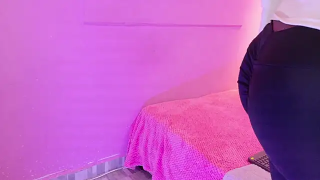 Snapshot of LoveQueen2 chatting on March 3, 2026, 12:01 pm LoveQueen2 online show from March 3, 2026, 12:01 pm