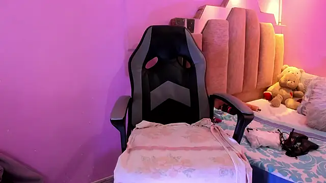 Snapshot of LoveQueen2 chatting on January 18, 2026, 11:57 am LoveQueen2 online show from January 18, 2026, 11:57 am