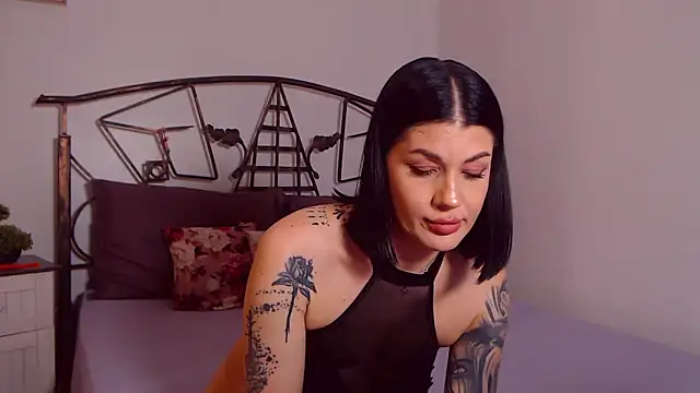 Snapshot of YvonneEverlee chatting on May 4, 2026, 7:28 pm YvonneEverlee online show from May 4, 2026, 7:28 pm