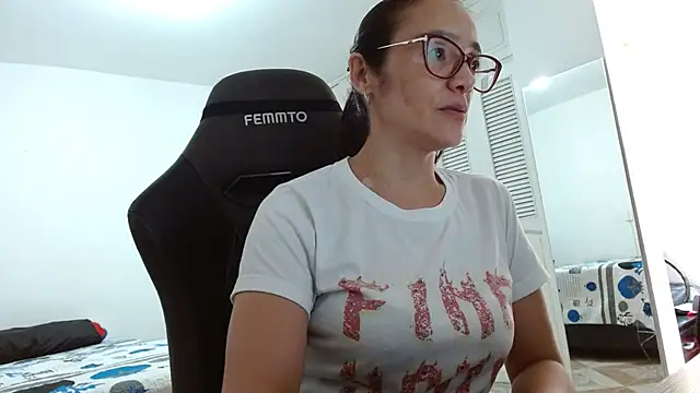 Jessica Herrera  online show from November 4, 2025, 5:39 pm