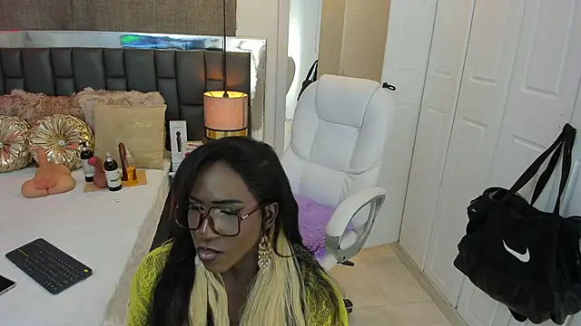 IsseyMz online show from February 6, 2025, 4:10 am