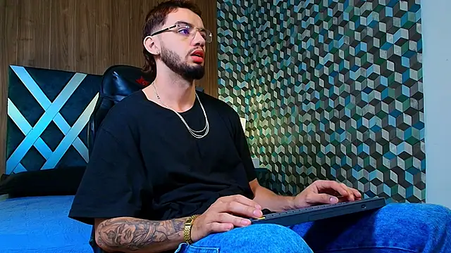 Snapshot of Michael_magno chatting on October 15, 2025, 6:38 pm Michael magno online show from October 15, 2025, 6:38 pm