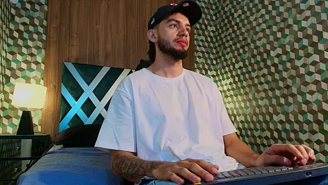 Snapshot of Michael_magno chatting on November 18, 2025, 5:27 pm Michael magno online show from November 18, 2025, 5:27 pm