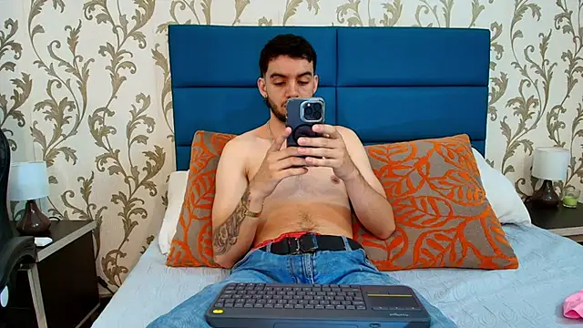 Snapshot of Michael_magno chatting on November 2, 2025, 8:14 pm Michael magno online show from November 2, 2025, 8:14 pm